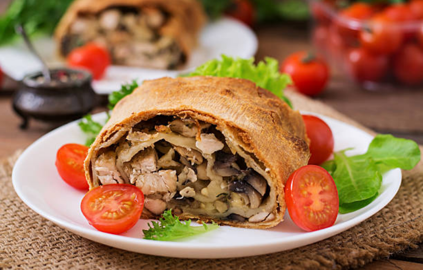 Штрудель із курятиною та грибами — покроковий рецепт