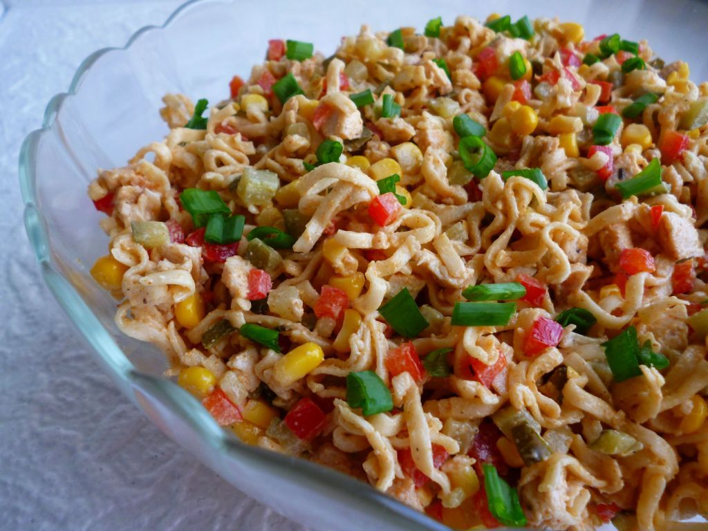 Класичний салат з кукурудзою та яйцем