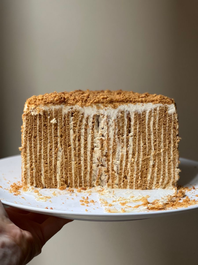 Медовик на пательні